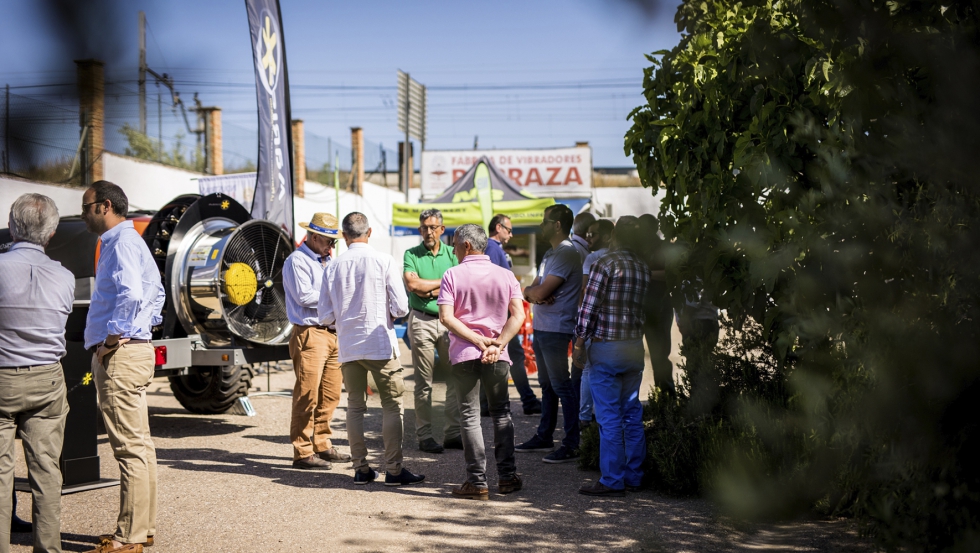 La feria es punto de encuentro para los profesionales del sector del olivar