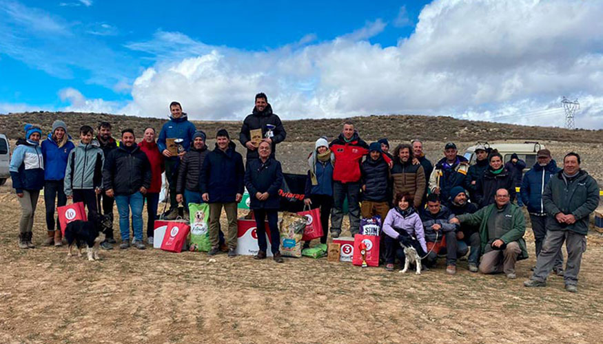 Foto de familia de los participantes en el primer Open de Perros Pastores en Teruel