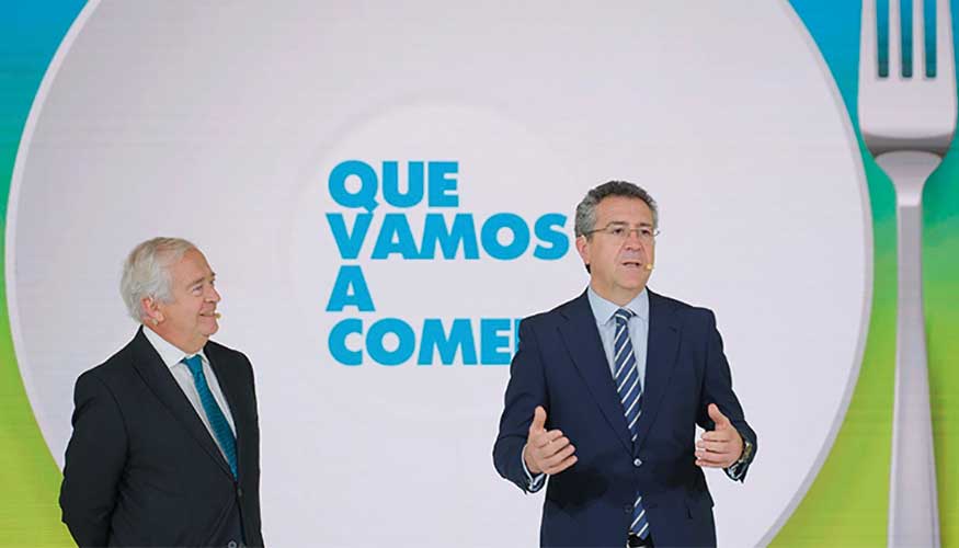 El presidente de Cajamar, Eduardo Baamonde, junto al director del informe, Jaime Palafox...