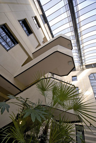 Alcal 265 cuenta con una plaza de distribucin abierta en su interior que permite el acceso peatonal a los cuatro bloques en que est dividido...