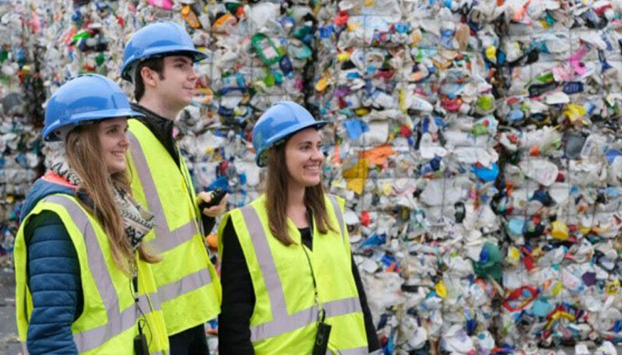A equipa fundadora da Recyda, Vivian Loftin, Anne Zieow e Christian Knobloch, numa fbrica de reciclagem...