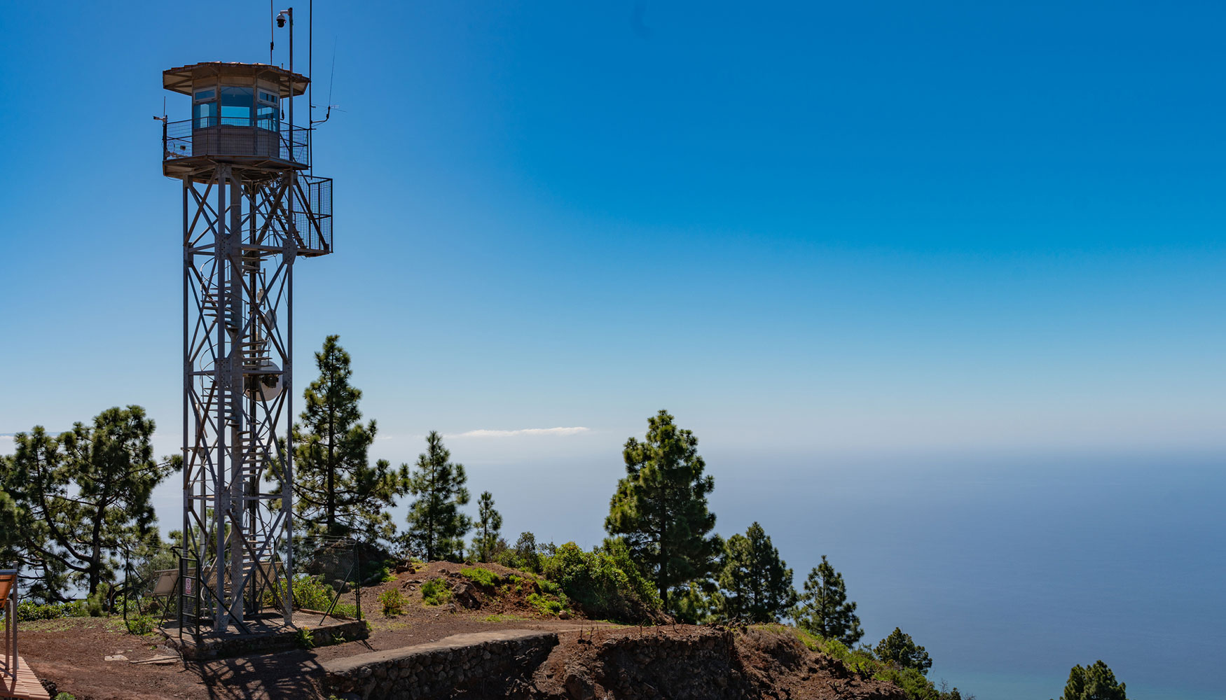 La orografa de la isla de La Palma, su vegetacin o fenmenos como el mar de nubes aaden dificultades a la medicin de la temperatura...