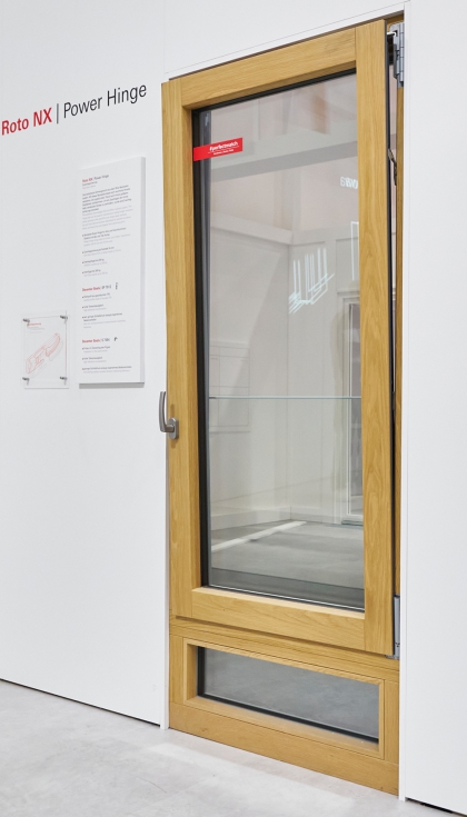 El lado de bisagra Roto NX | Power Hinge sostiene de forma segura el elevado peso de esta ventana de madera y aluminio con unas dimensiones de 900 x...