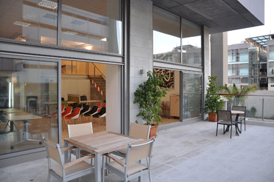 Todas las salas disponibles en el business center cuentan con terraza exterior