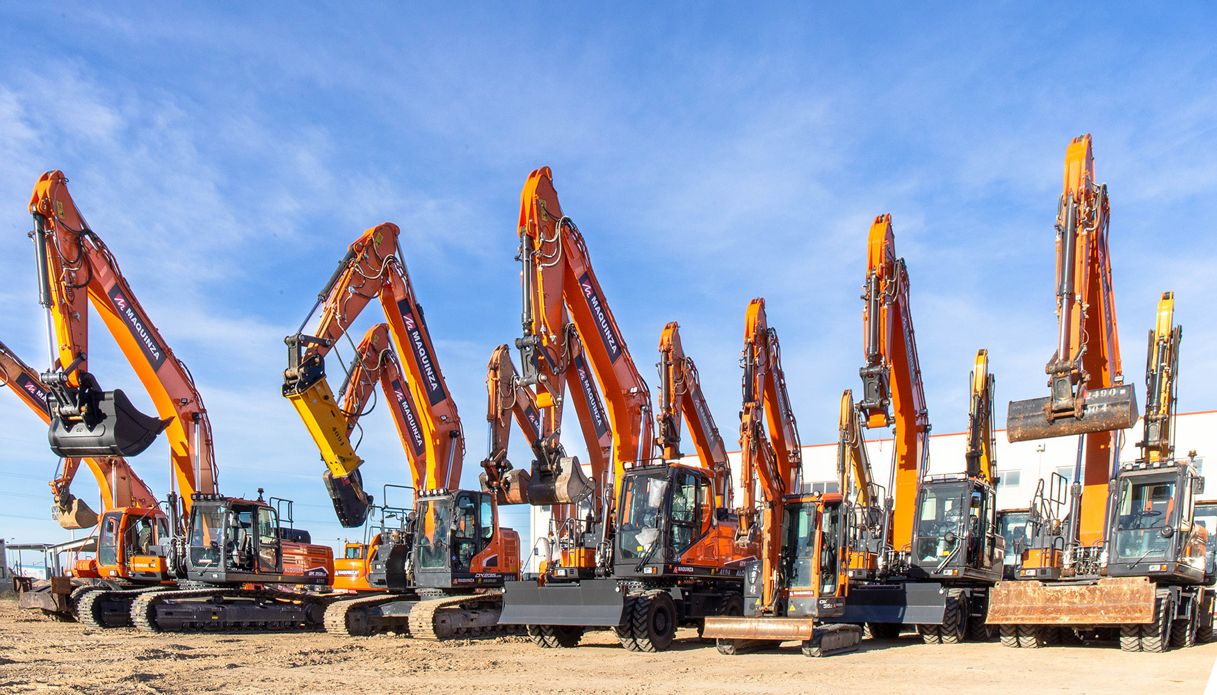 Excavadoras en las instalaciones de Maquinza de Burgo de Ebro (Zaragoza)