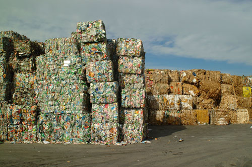 Balas de tetra briks para su reciclaje en las instalaciones de Stora Enso, en Barcelona