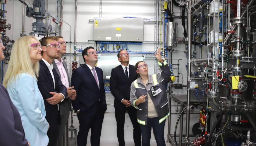 Um gestor de projeto da Evonik mostra ao Ministro Federal Alemo do Trabalho e dos Assuntos Sociais, Hubertus Heil...