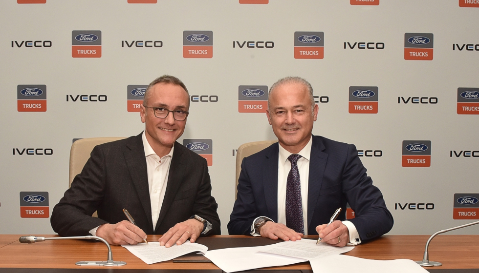 Luca Sra, presidente de la Unidad de Negocio de Camiones de Iveco Group, junto a Gven zyurt, director general de Ford Otosan...