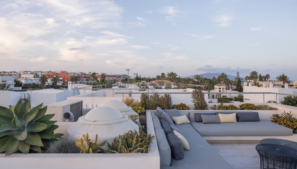 Vista desde la terraza superior de una de las residencias, que ofrece unas impresionantes vistas al mar. Foto: Imagen Subliminal...