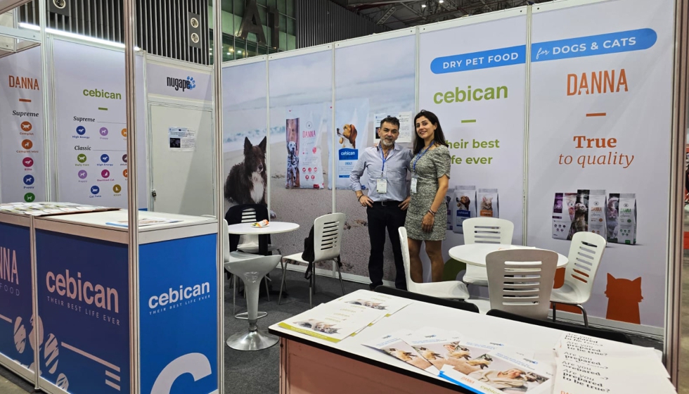 Carlos Prez, CEO de Nugape, y Estefana Nogueira, miembro del equipo de Exportacin del grupo, en la feria internacional Pet Fair Vietnam...