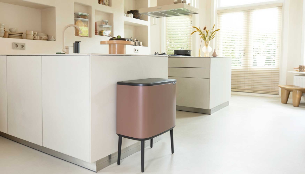 Cubo Bo Touch Bin, color Satin Taupe, de la nueva paleta 2024 de Brabantia