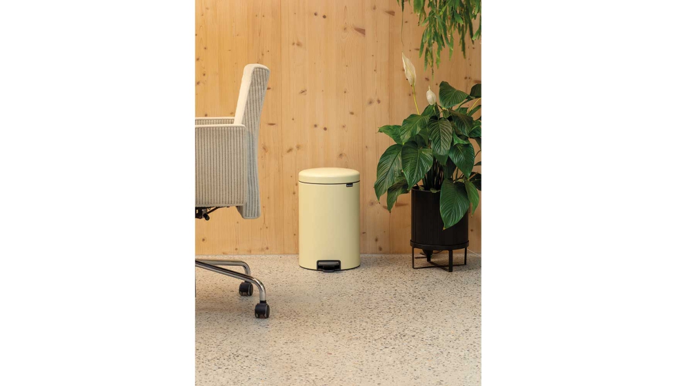 Cubo New Icon 20L con pedal, color Mellow Yellow, de la nueva paleta 2024 de Brabantia