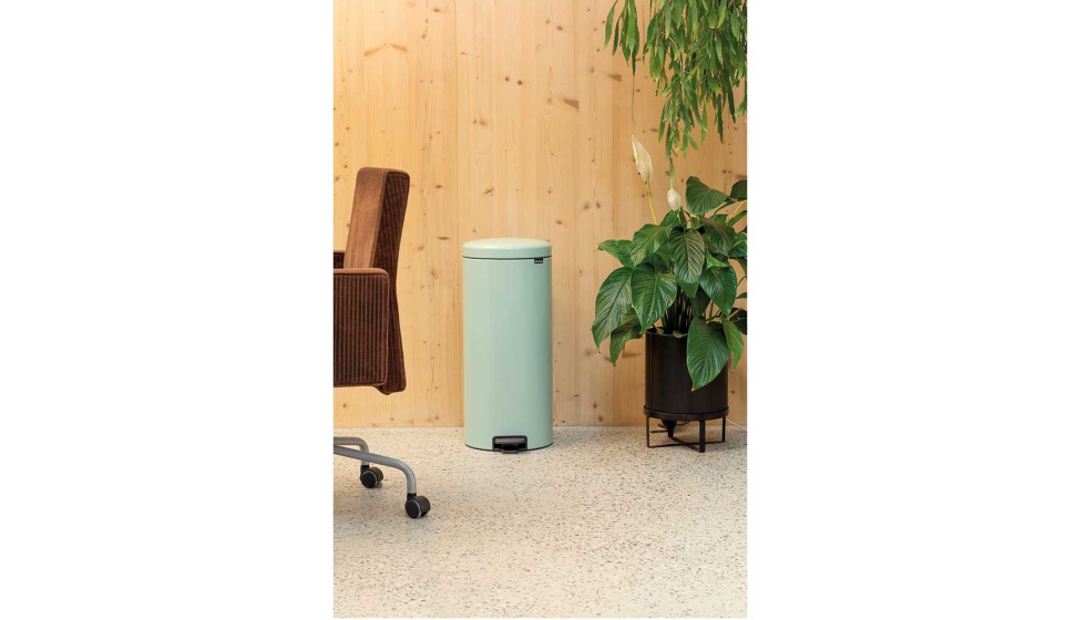 Cubo NewIcon Bin de Brabantia, color Jade Green, de la nueva paleta 2024