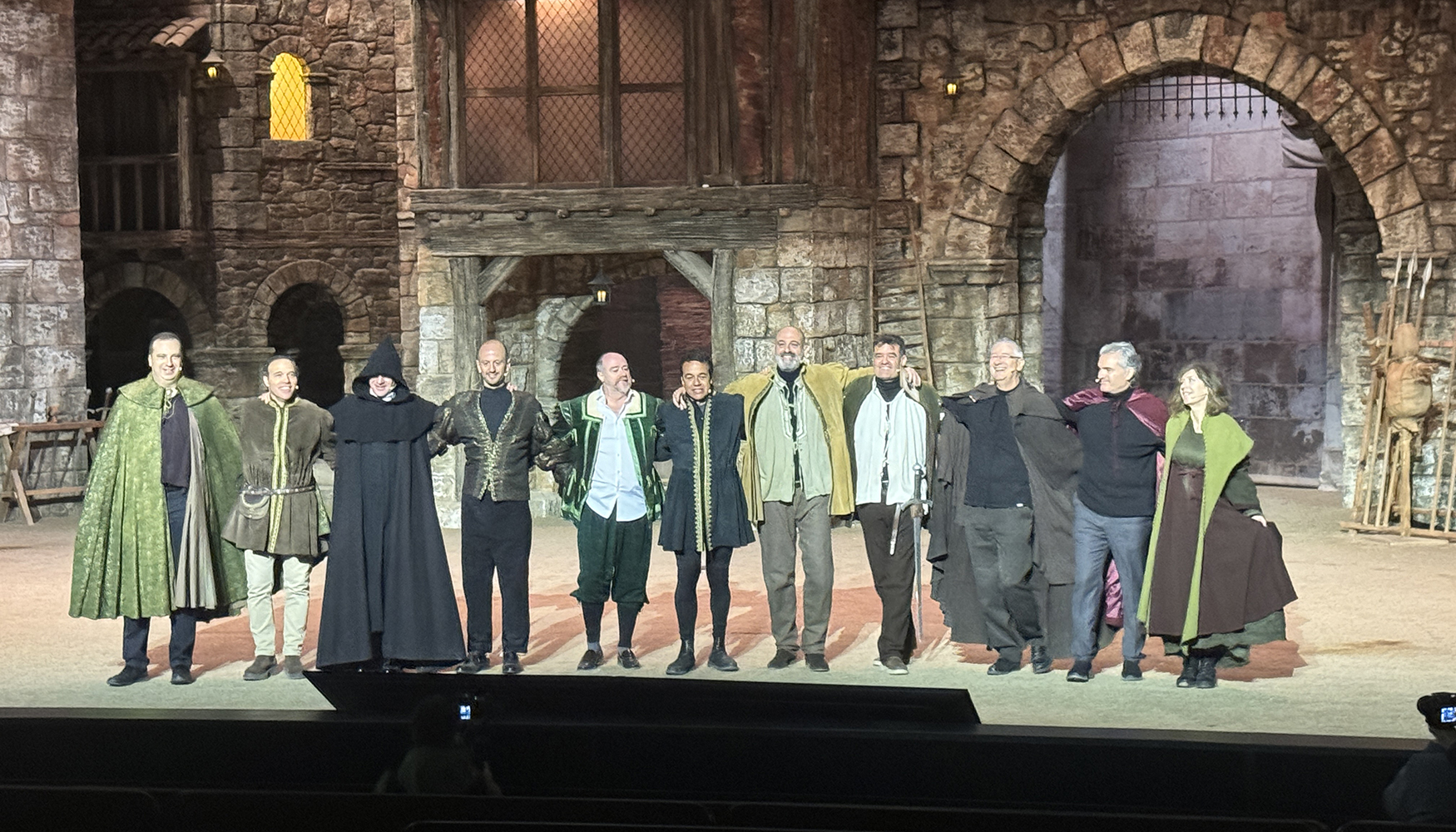 Parte da equipa de gesto da LoxamHune vestida com trajes medievais durante a conveno de 2024 da empresa