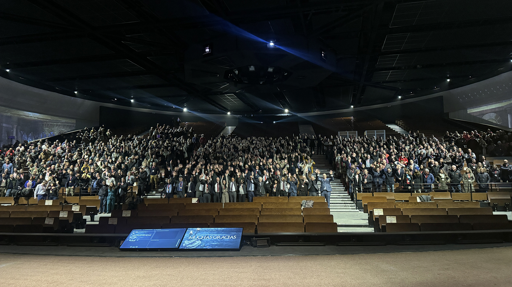 Foto de famlia com mais de 800 convidados na conveno LoxamHune 2024, realizada no parque temtico Puy Du Fou