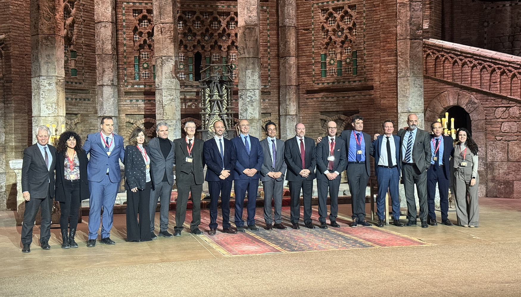 A equipa de gesto da LoxamHune a posar com Grard Dprez (primeiro a contar da esquerda), Presidente do Grupo Loxam, e Olivier Mouminoux...