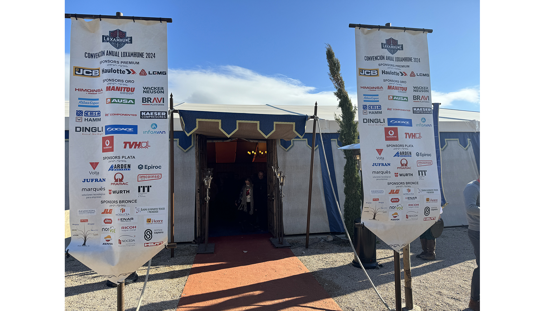 Cartazes dos patrocinadores da conveno  entrada de uma das tendas