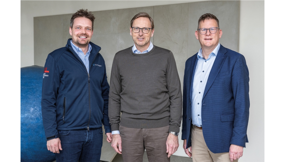 
Johannes Schubert (izquierda) toma el relevo de Martin Sauter (derecha) como jefe de ventas de Gerhard Schubert GmbH En el centro...