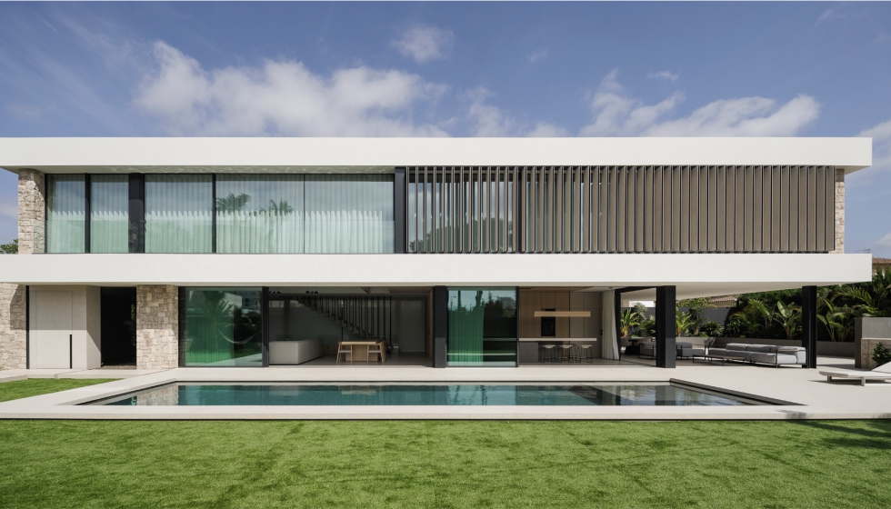 TJ House es un proyecto arquitectnico complejo con esencia mediterrnea, cuyo interiorismo ha sido proyectado por Summumstudio. Foto: Fernando Alda...