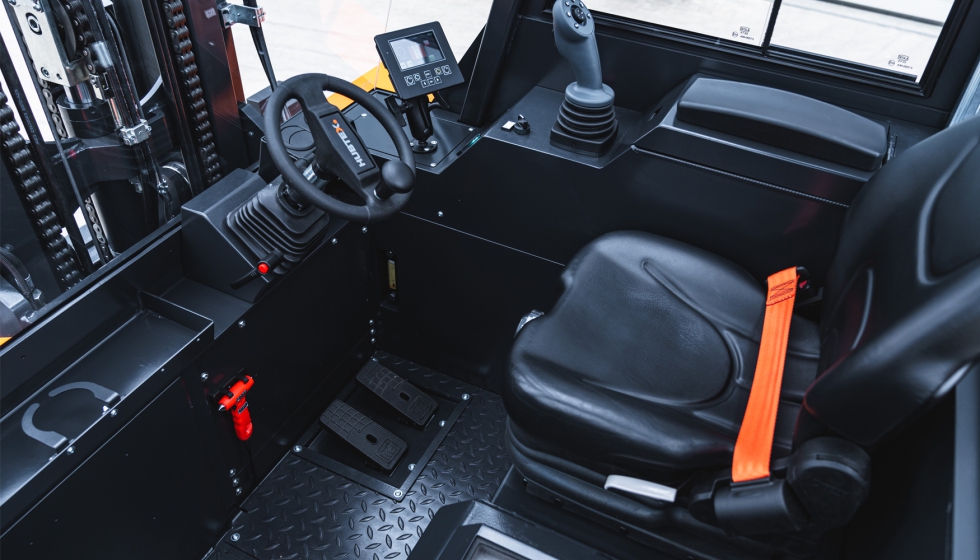 La cabina de la nueva FluX 45 se caracteriza por su ergonoma mxima, con lo que garantiza un confort de conduccin superior...