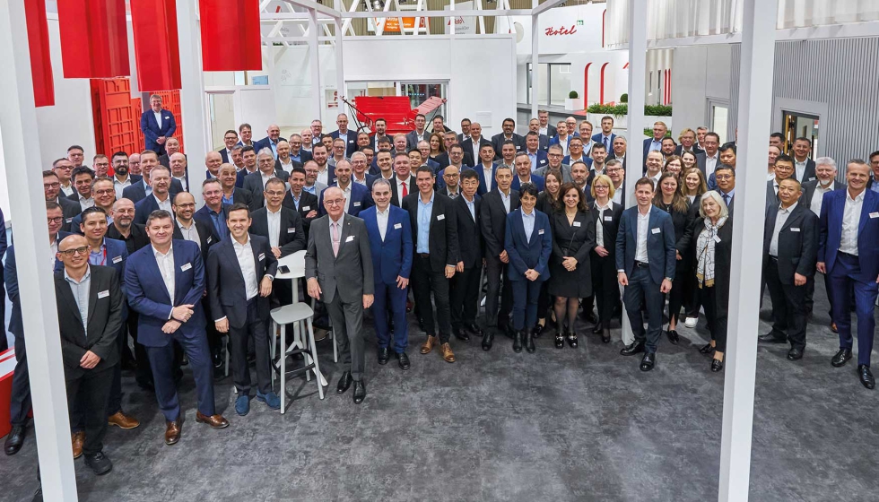 Foto del equipo internacional de distribucin de Roto Fenster- und Trtechnologie presente en Fensterbau Frontale 2024...