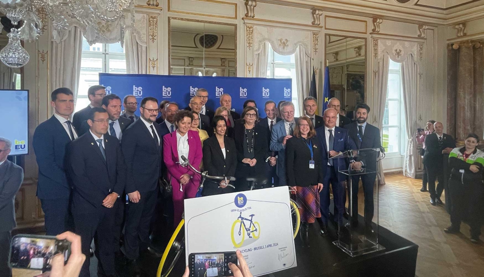 Los ministros de Transporte europeos, junto con Karima Delli, miembro del Parlamento Europeo y presidenta de la Comisin de Transportes...