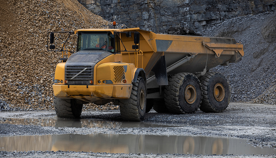 Dumper articulado equipado com pneus BKT