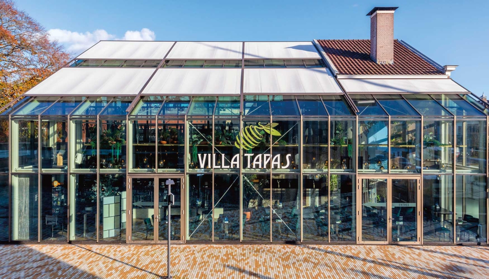 El restaurante totalmente acristalado Villa Tapas, en la ciudad holandesa de Assen...