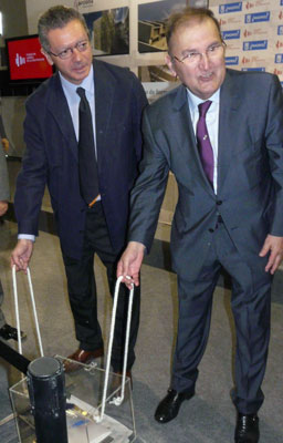 El alcalde de Madrid, Alberto Ruiz-Gallardn, junto al presidente de la Fundacin Laboral de la Construccin de Madrid, Jos Escribano...