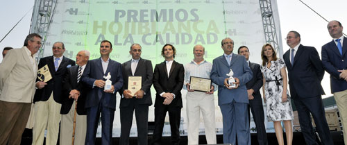 En el centro de la imagen, David Bisbal acompaado de los premiados por el Grupo Hojiblanca