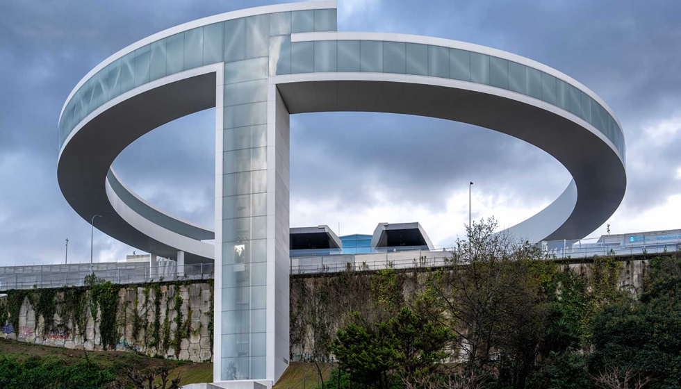 Con 50 metros de altura, el Halo de Vigo cuenta con dos ascensores que salvan la barrera que supone la autopista AP-9...
