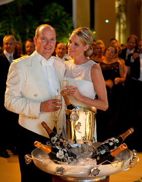 Los recin casados brindan con la cuve 'Perrier-Jout Belle poque 2002', personalizada para la ocasin, en formato magnum...