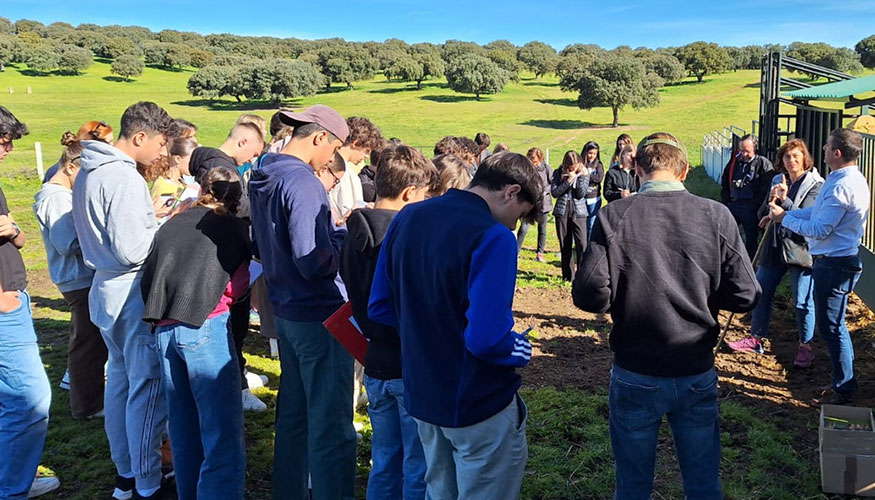 Visita de un grupo de alumnos y profesores del Liceo de LibourneMontagne (Francia) a la Finca de Castro Enrquez de Salamanca...