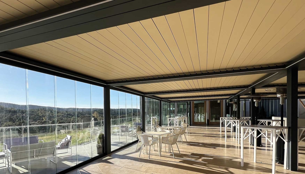 Coperpal ha instalado en el hotel - restaurante Masa La Torre una gran prgola y cortinas de cristal para habilitar el espacio de la terraza y...