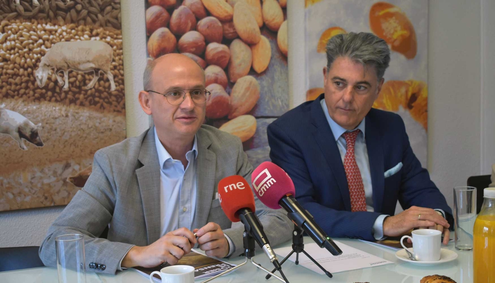 A la izquierda, el director general de Alimentacin en el Ministerio de Agricultura, Pesca y Alimentacin, Jos Miguel Herrero...