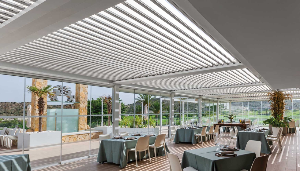 Prgola bioclimtica de Saxun en el restaurante La Terraza, en el resort de golf Font del Llop, en Alicante
