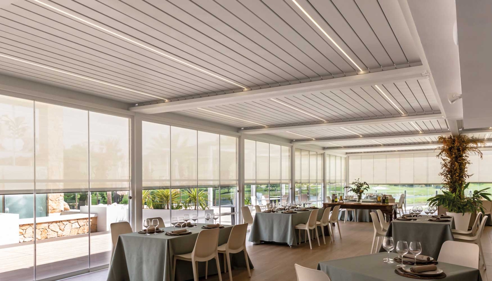 Los toldos Wind Screen de Saxun completan las soluciones de proteccin solar aportadas por la marca para el restaurante de La Font del Llop Golf...