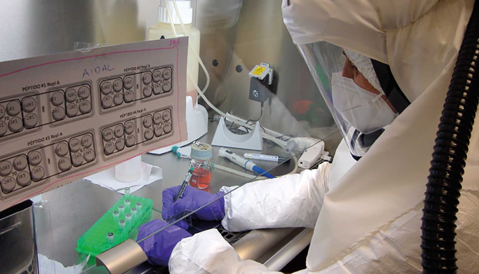 Una investigadora trabaja en el laboratorio de contencin biolgica del CBM-CSIC-UAM
