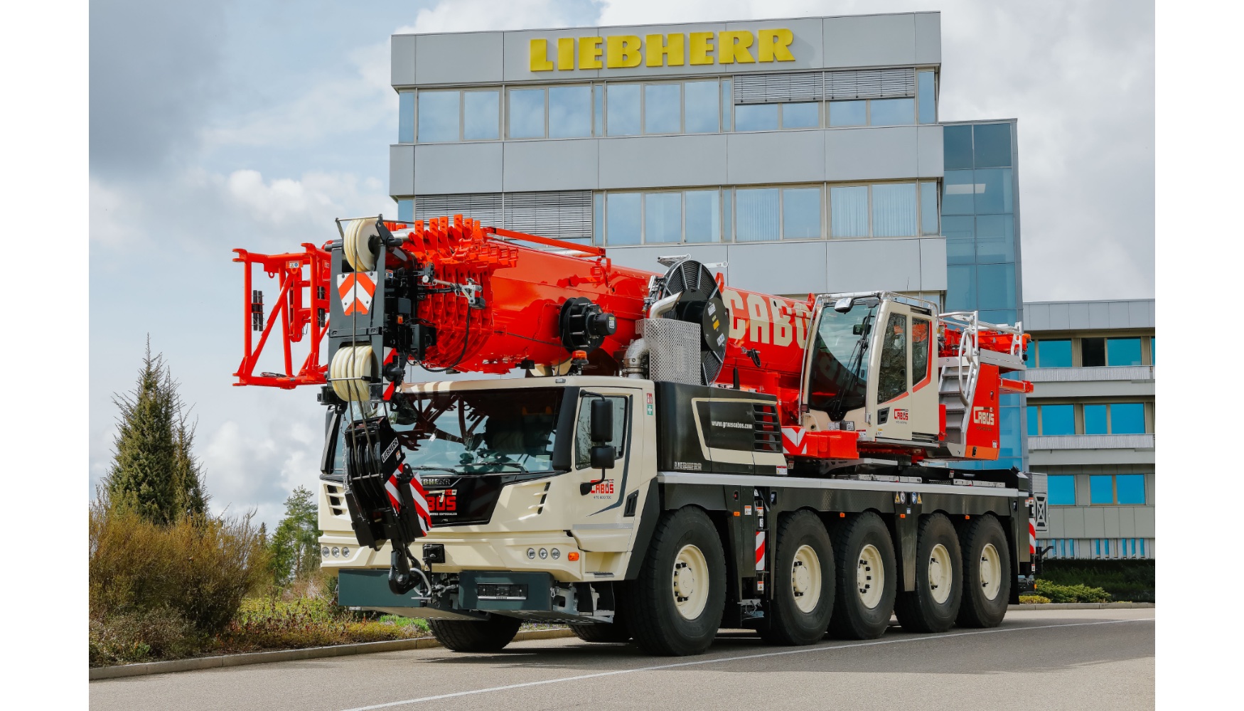 Grutrans Cabos, primera empresa en Catalua en contar con la gra mvil Liebherr LTM 1110-5.2, equipada con el sistema de control de gras LICCON3...