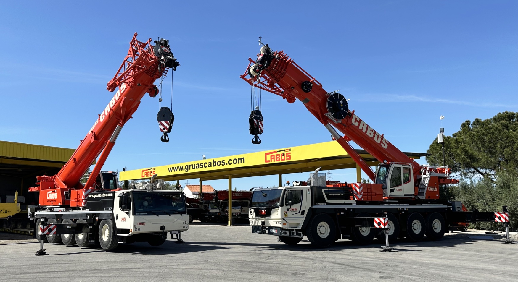 Grutrans Cabos es la segunda empresa a nivel nacional en disponer de la gra mvil Liebherr LTM 1110, tanto en LICCON2 como en LICCON3...