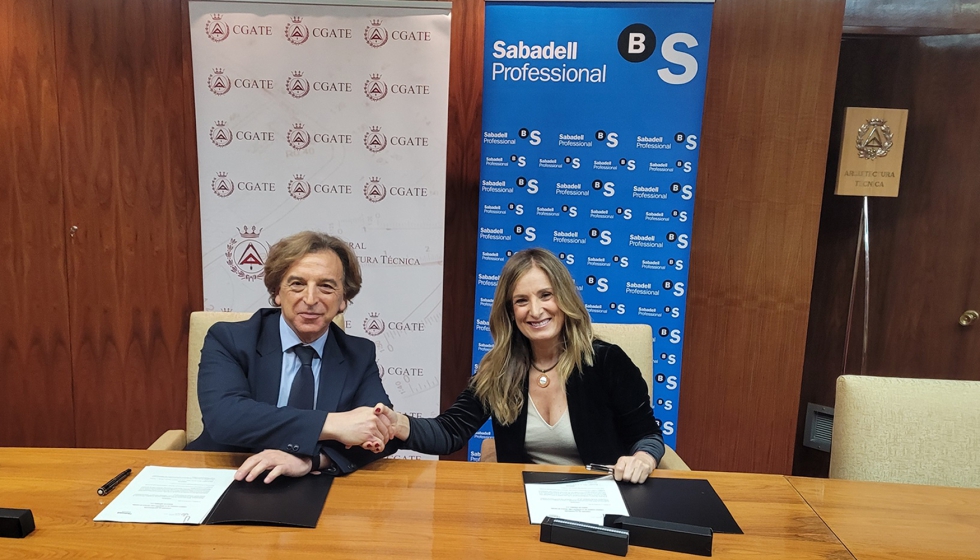 Alfredo Sanz, presidente del CGATE y Rosario Fernndez, directora del Segmento de Sabadell Profesional, en la firma del acuerdo...