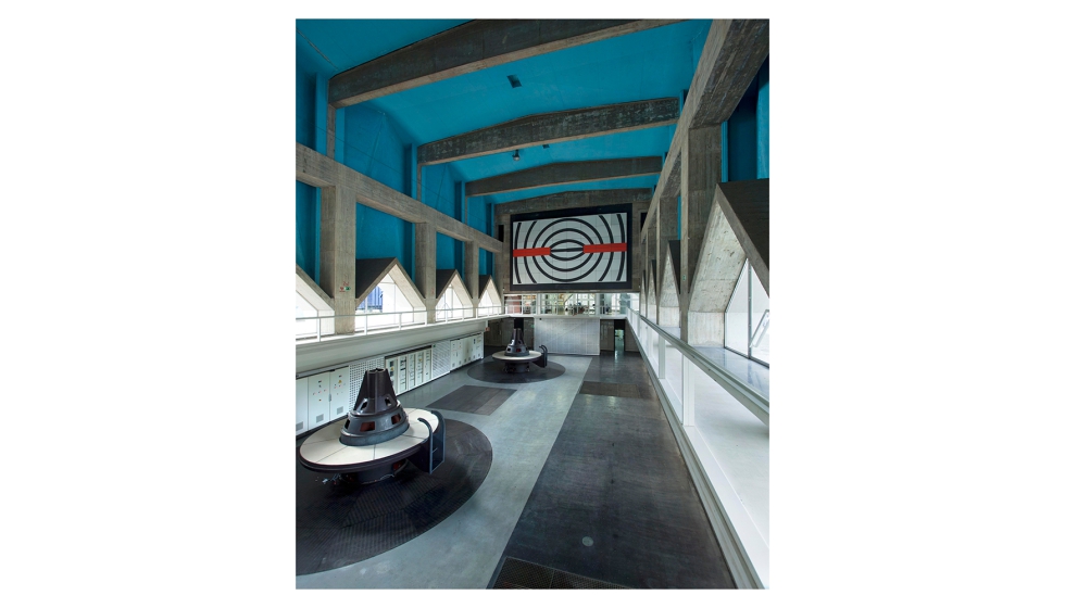 Interiores de la sala de turbinas con los murales inspirados en los campos magnticos y el altillo de la sala de control...