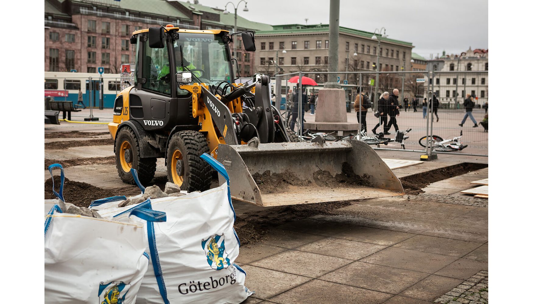 La excavadora compacta L25 Electric trabajando en Drottningtorget, en el centro de Gotemburgo. Fotografa: Electric Worksite...