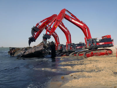 Las excavadoras Hitachi Zaxis sern utilizadas para romper los buques en descomposicin en trozos ms pequeos y manejables...