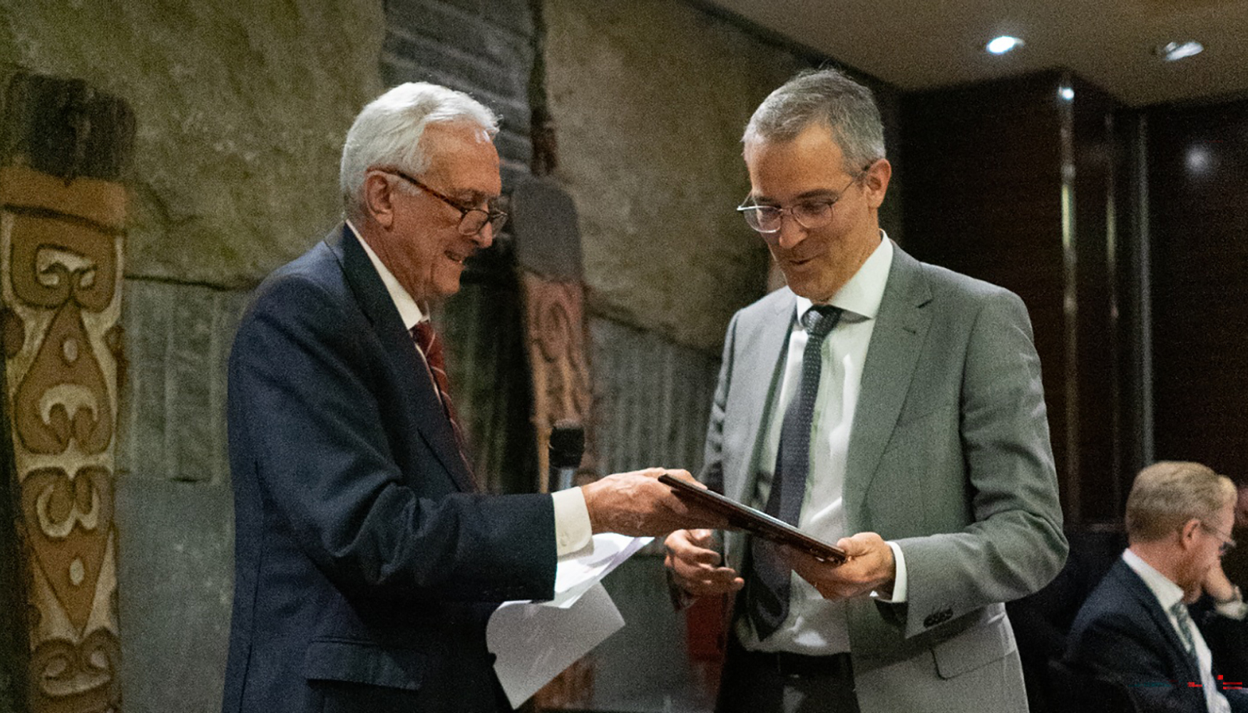 Antonio Roig, director de Desarrollo de Negocio de Construccin, recibe el premio Borgund 2024 en nombre de Acciona...
