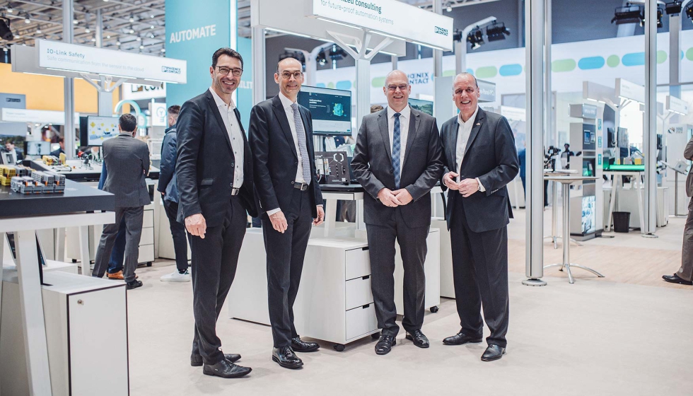 De izquierda a derecha, Ulrich Leidecker, COO de Phoenix Contact; Gerhard Borho, Management Board Information Technology and Digitalisation...