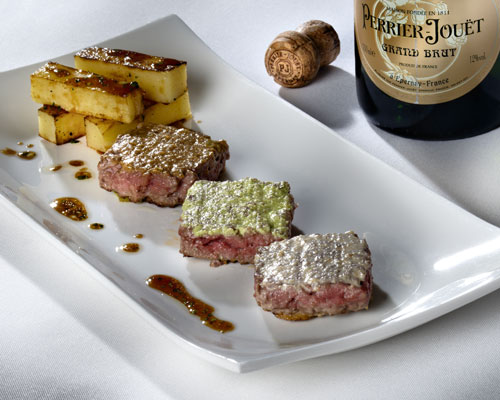 En la imagen, una seleccin de las mini hamburguesas acompaadas de la botella de champagne Perrier Jout Grand Brut