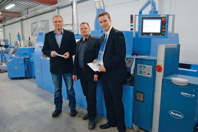 Jimmy (en el centro) y Johan Ahlrik (a la izquierda) dirigen la empresa familiar JKJ Bokbinderi AB en Falkping...