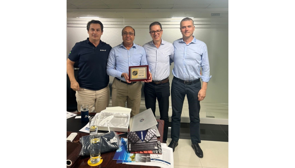 Representantes de la sucursal europea de Vipal entregan una placa conmemorativa por los 15 aos de asociacin con NAS Tyre Services (de izquierda a...