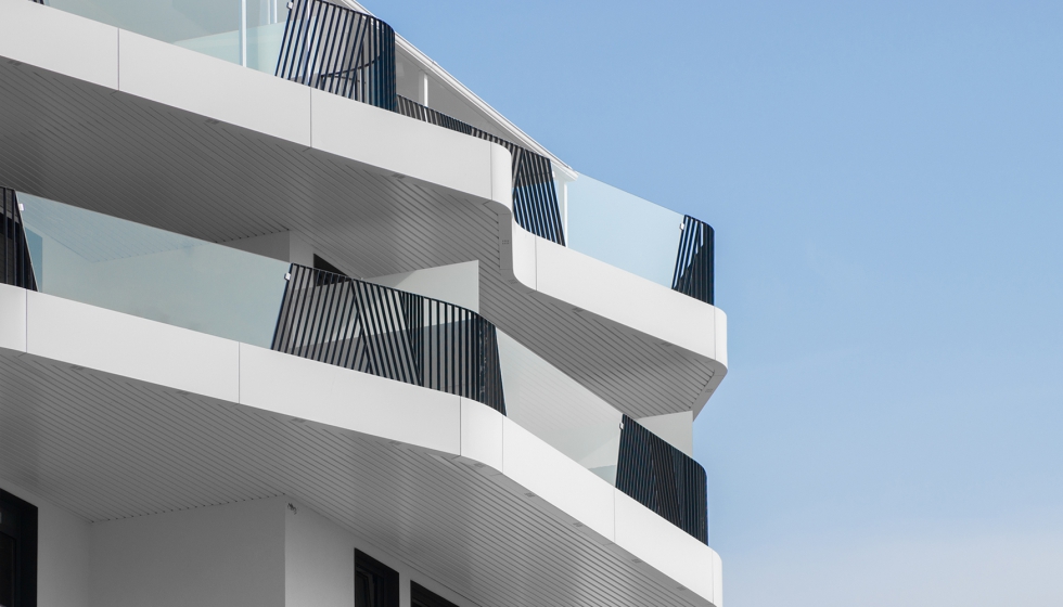 Detalle de la fachada y balconeras, cuyas lneas orgnicas se integran en este proyecto arquitectnico y urbanstico...